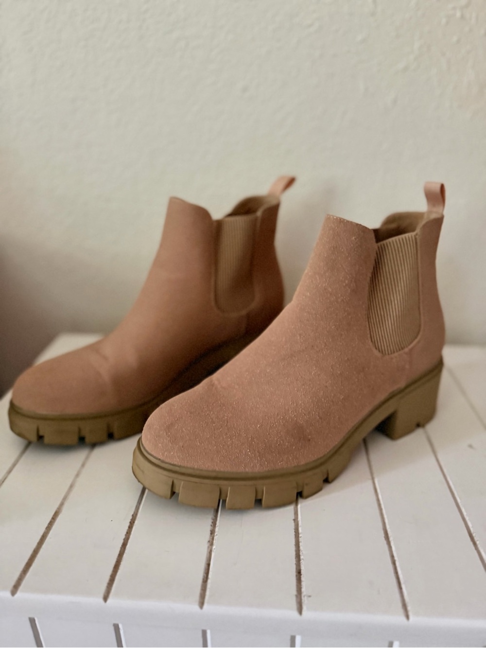 Women’s Chelsea Lug Boot in Taupe